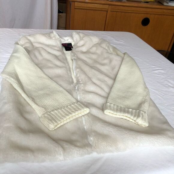 Girls Rule Sweater Cream 14-16 Junior NWOT - Picture 7 of 9